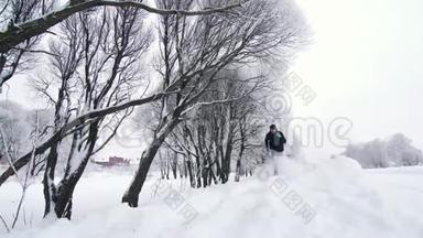 孤独的男人，在大雪中慢跑穿过冬林