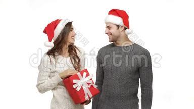 年轻的女<strong>朋友</strong>闭上男<strong>朋友</strong>的眼睛，给她的男<strong>朋友</strong>一个惊喜，给她送了一份红色的圣诞礼物。
