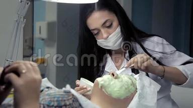 在美容院，美容师强迫顾客`海藻面膜