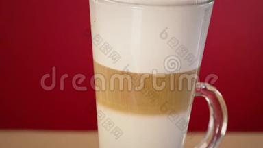 咖啡师在杯子里倒咖啡，加牛奶准备咖啡
