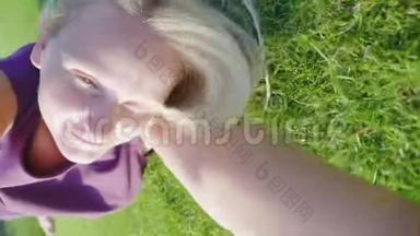 视频：在绿色草<strong>地上</strong>玩得开心。 一个女人正沿着绿色的田野<strong>滚动</strong>