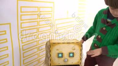 宝贝和机器人。 <strong>儿童</strong>与机器人：机器人展览上一个好奇的男孩。 现代<strong>玩具</strong>。 <strong>儿童</strong>与未来