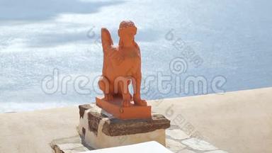 圣托里尼岛上的希腊狮身人面像，映衬着蔚蓝的阳光大海，旅游