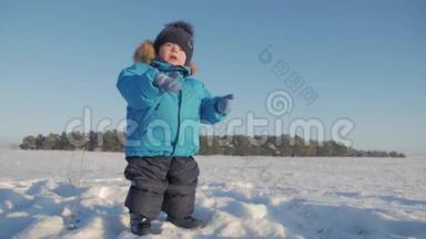 冬天特写户外可爱<strong>梦幻的</strong>小男孩肖像，快乐<strong>的</strong>小男孩在<strong>雪</strong>地里玩耍，户外。
