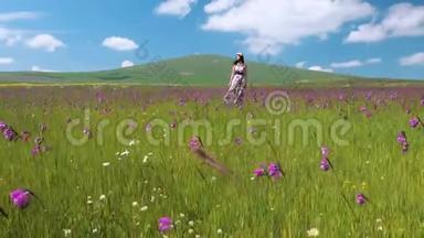 年轻美丽的幸福女子留在草地上，长裙<strong>迎风飘扬</strong>。 戴着花圈的漂亮少女