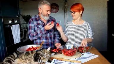 成年夫妇男女剥切草莓做草莓酱，互相<strong>喂饭</strong>，笑着玩，缅因州考恩凯特