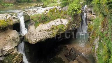 潮湿的热带森林中的瀑布。 暴风骤雨的河流。 森林里美丽的瀑布.. 纯净水