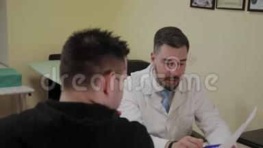 男医生在办公室接诊病人。