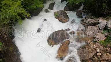 潮湿的热带森林中的瀑布。 暴风骤雨的河流。 森林里美丽的瀑布.. <strong>纯净水</strong>