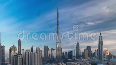 迪拜市中心的天际线在日出期间随着哈利法塔和其他塔的时间推移，从迪拜的顶部俯瞰全景