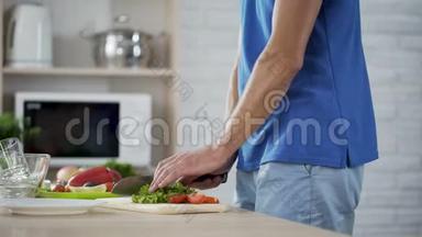 妻子轻轻地拥抱丈夫，为家庭午餐做蔬菜沙拉