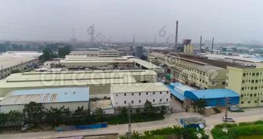 高管的大工厂.. 河附近的大型工业企业.. 工业区、厂房