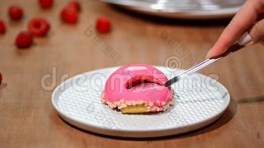 法式摩丝蛋糕上覆盖着覆盆子釉。 粉色现代欧式甜点..