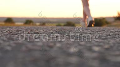 小女孩在自然、生活方式、户外日落时在沥青上尽情奔跑。