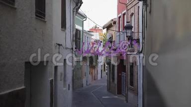 夏季节日IP西班牙。 美丽的街道。 粉色丝带。