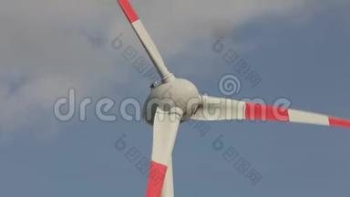 风力发电机的扭曲叶片，靠近风力发电机的射击叶片，风力发电机在CLO背景下的特写镜头