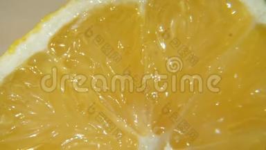黄色多汁的柠檬果肉。 切柠檬片，果汁从其中流动。 黄色柠檬果肉的大面积拍摄