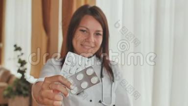 一位年轻的女医生手里拿着一包药丸。
