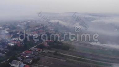 村内正在冒烟，<strong>大气污染</strong>，烧毁田间杂草.. 秋天，乌克兰。 无人驾驶飞机的空中景观