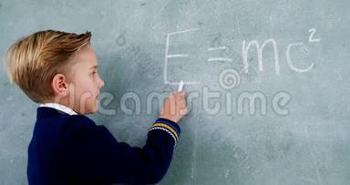 小学生在黑板上做数学
