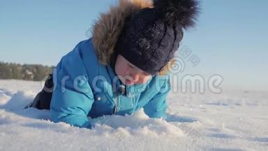 冬天特写户外可爱梦幻的小男孩肖像，快乐的小男孩在雪地里玩耍，户外。
