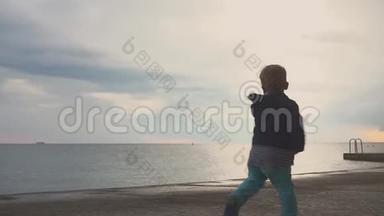 快乐的孩子在海边玩得开心。 孩子在海边玩。 在海边奔跑的男孩。 和孩子一起度假。 水上娱乐