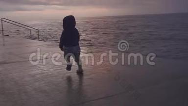 快乐的孩子在海边玩得开心。 孩子在海边玩。 在海边奔跑的男孩。 和孩子一起度假。 水上娱乐