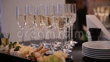 餐厅或酒店大堂的自助餐桌上有香槟和水果的玻璃杯