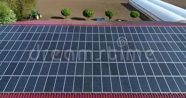 屋顶上的太阳能电池板，一个小镇的工业部分，屋顶上覆盖着太阳能电池板