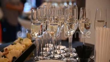 餐厅或酒店大堂的自助餐桌上有<strong>香槟</strong>和水果的<strong>玻璃杯</strong>
