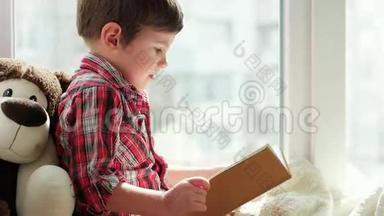 小男孩带着玩具<strong>读故事</strong>书，聪明的孩子特写肖像，小孩子<strong>读</strong>书