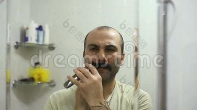 亚美尼亚男子用电动剃须刀刮胡子