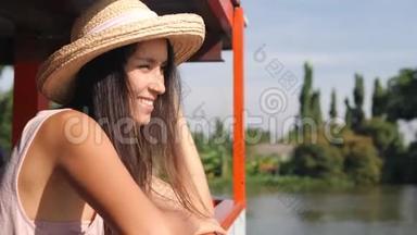 吸引人的年轻混合种族旅游女孩在大帽子观光和参加游轮在泰国河。 4K慢