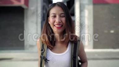 在<strong>北京</strong>唐人街<strong>旅行</strong>时，年轻的年轻的亚洲背包客感到高兴的微笑。