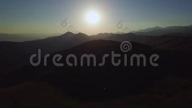 4k空中拍摄，日落太阳在前方，穿过一个带山的山谷