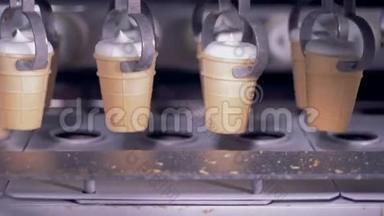 Wafer冰淇淋杯被自动金属钳夹起来，然后移开