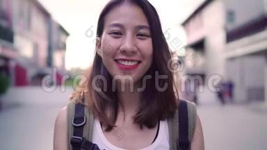 在<strong>北京</strong>唐人街<strong>旅行</strong>时，年轻的年轻的亚洲背包客感到高兴的微笑。