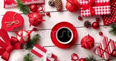 咖啡周围的圣诞装饰品和礼物