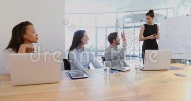 女行政人员在第4k会议室向她的同事作介绍