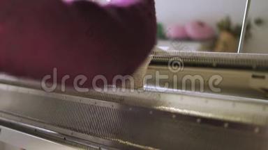 纺织车间针织机女工手工编织图案
