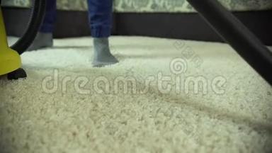 <strong>吸尘</strong>器清洁地毯。 一个清洁公司的人在给地毯<strong>吸尘</strong>