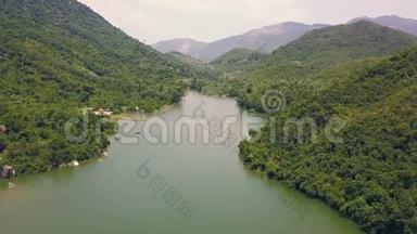 美丽的河流，在青山之间，覆盖着热带森林。 自然景观河流和高绿色