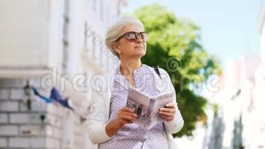 老年妇女或带城市导游步行的游客