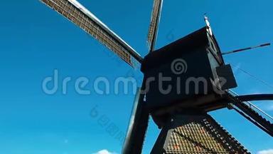 来自鹿特丹海峡的传统荷兰风车。 水镜效果。 荷兰。 右侧转弯摄像机