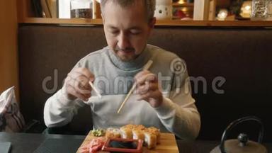 男人学会用筷子做寿司。 哈希，筷子，瓦里巴西，简单的木制哈西