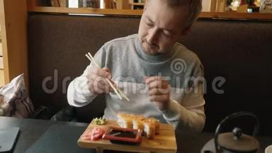 男人学会用筷子做寿司。 哈希，筷子，瓦里巴西，简单的木制哈西