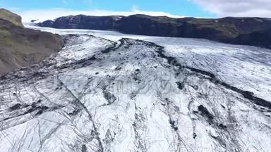 航空无人机高角度观看冰岛融化的Solheimajokull冰川。 气候变化、冰川融化、全球变暖