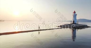 日出时人沿着唾沫快速奔跑的空中景色。 俄罗斯海参崴