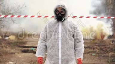 穿着生物危险服装的男人和煤气走在烟雾弥漫的污染区