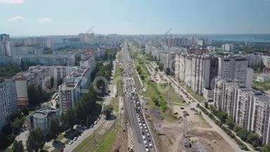 阳光明媚的夏日俄罗斯现代城市<strong>交通堵塞</strong>的鸟瞰图
